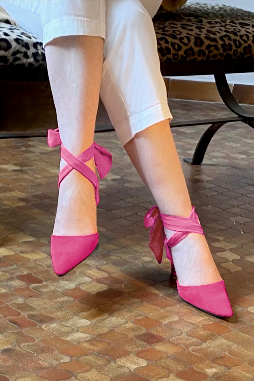 Chaussures habillées, élégantes et raffinées, ouvertes à l'arrière avec un foulard autour de la cheville, coloris rose fuchsia. Bout effilé. Mi-haut à haut. Talon bobine. Cérémonie, soirée, cocktail, évènementiel. Personnalisation : Choix des cuirs, 
                des couleurs et des talons. Petites et grandes pointures. - Florence KOOIJMAN